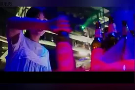 小伙酒吧约会秀舞技，拉着女孩跳舞浪漫告白，女孩吓得落荒而逃视频封面
