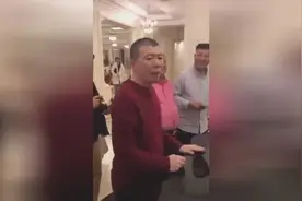 冯小刚酒后让《芳华》苗苗跳舞还拉着手，陈道明：没看过跳舞啊视频封面