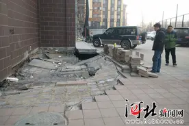 网曝保定park湾小区地面凹陷 两车被“咬”图片