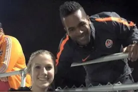 表心意？特谢拉与利物浦球迷合影图片