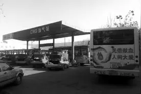 市区天冷“气短”公交司机凌晨加气图片