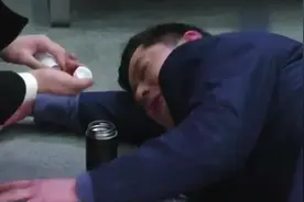 5岁女儿躲在屋里，亲眼目睹了爸爸的秘密，吓得一动不动