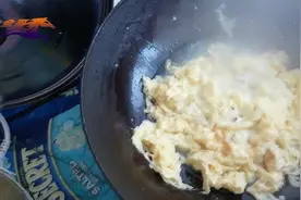 小伙子真会玩，2颗小白菜3个鸡蛋做碗河南特色捞面条，骗老婆开心