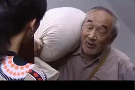 老父亲参加儿子婚礼 结局却是这样 看着心疼 泪奔视频封面