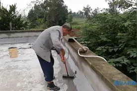 平房屋顶渗漏很烦人，我们是这样处理的，成本不高