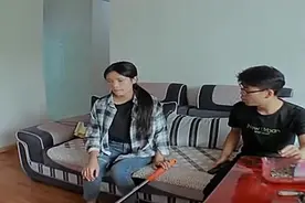 老家房子漏雨，弟弟和弟媳接哥哥来城里一起住，好感动视频封面