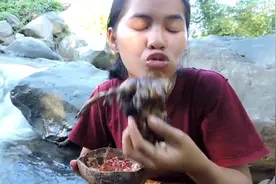 荒野生活-漂亮妹子野外赤脚抓蛤蟆，扒皮后油煎吃的嘛嘛香视频封面