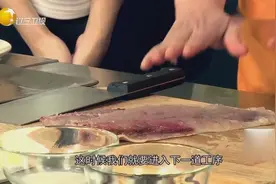 阿姨三刀两刀摘鱼刺，这手法干净利落，就是大厨也不过如此视频封面