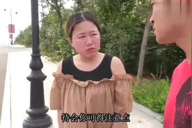 美女练车穿裙子，上来就给教练三个耳光，这教练招谁惹谁了！