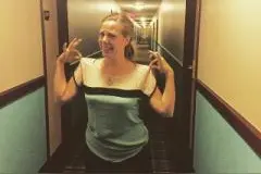女子尴尬撞衫旅馆走廊走红网络图片