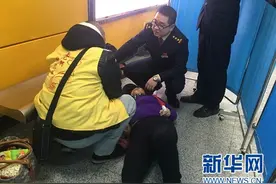 返乡乘客广州地铁晕倒 热心市民地铁员工联手施救图片