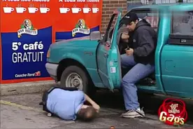 爆笑恶作剧：路人停车撞到大叔，原来还能如此“碰瓷”视频封面