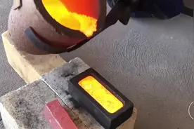 铜线扒皮后熔化成铜水浇筑到模具，一块铜锭就做好了视频封面