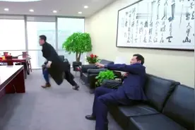 5岁女儿躲在屋里，亲眼目睹了爸爸的秘密，吓得一动不动