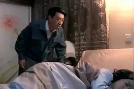 趁媳妇熟睡，丈夫偷偷拿钥匙开保险柜，他拿存折要去干嘛视频封面