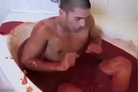 外国小伙挑战辣椒洗澡，眼睛都看辣了！视频封面