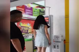 二百多斤的胖子称体重，下一秒得出来的结果，让路人都忍不住笑了视频封面