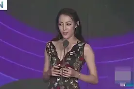 迪丽热巴跟张一山同框，热巴上台领奖时，有注意到张一山的表情吗视频封面