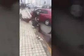 揪心！重庆一公交车坠入江中视频封面