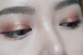 小姐姐教你用眼影画眼线，既简单又自然，新手们可不能错过了