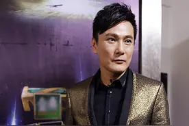 张信哲沙哑献声“歌手4” 带病出征台下洒泪图片