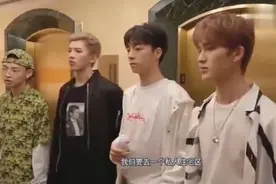 老师讲流利英文，蔡徐坤一脸认真，陈立农呆萌，朱正廷就不一样了