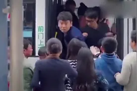 女主与男保姆公交车上面对面被挤，竟然有这好事，简直桃花运来了视频封面