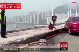 重庆万州公交车坠江事故：公交车突然越过中心实线撞击小轿车视频封面
