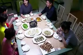 媳妇把菜做咸了，大家吃的直吐，这时婆婆的做法让大家好意外