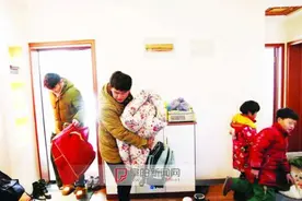 阜阳颍上男子收养4名弃婴 曾被误解却坚持至今图片