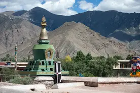 西藏山南 藏传佛教传世无双的修行地图片