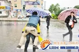 女子穿高跟鞋背男友过积水 被称女汉子图片