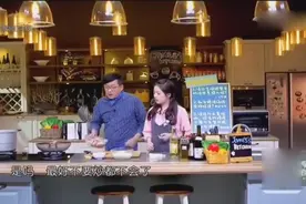 厨房小知识：炖鸡汤入味，在炒制时加第一次盐，炖汤时再加一次盐视频封面