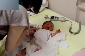 妈妈给刚出生八天的宝宝换衣服，新手爸妈可以观看学习视频封面