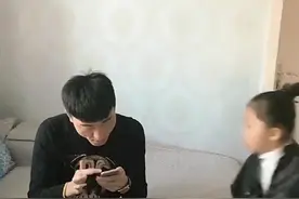 爸爸对何一诺说下辈子我还做你爸爸，何一诺的回答太绝了，笑喷了视频封面