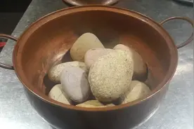 第一次吃火烧石头鱼！石头搭配煮出来的东西超级美味，鲜，嫩图片