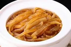 传说中的珍馐美味“白汁鱼唇”质地软糯，汁白而稠，味甘美鲜醇图片