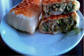 过年回家自己做过的韭菜盒子和肉馅烧饼图片