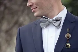 耳环不仅是女性的专属 男性耳环佩戴不一定要在耳朵上图片