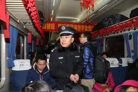 火车上过小年 乘警现场传授旅途安全常识图片