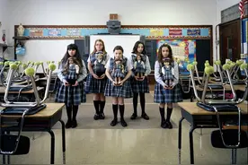 美国女孩和她们的洋娃娃：犹如姐妹花图片