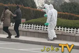 中国小伙假扮生化实验人员疯狂恶搞，吓得中韩美女惨叫！图片