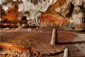 男带着狗狗打猎进入一个山洞，当看到墙壁上的景象时惊呆了！图片