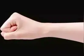 她把烧热的核桃放嘴里咬了2分钟，结果奇迹发生了图片