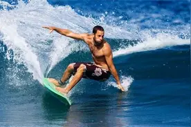 冲浪好手正要命丧于鲨鱼的血盆大口时，出人意料的救星出现了图片