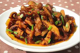 手把手教会你做酱爆鱿鱼须，鱿鱼须还是这样做出来的好吃图片