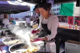 德国美女在街头卖面条，看看她卖的面条好吃吗？视频封面