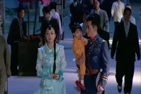 朱一龙军装单手抱娃男友力爆棚，一家三口的既视感太幸福视频封面