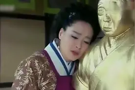 贪财女为财，拿锯子据变成金像的相公，刚据头部，相公的反应绝了视频封面