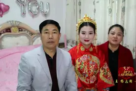 贵州一姑娘出嫁，出门前和家人照了张全家福，好漂亮的新娘视频封面